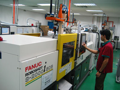 Plastic injection molding machine which makes plastic components 