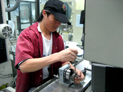 Making small and precise high precision molds for high-end use
